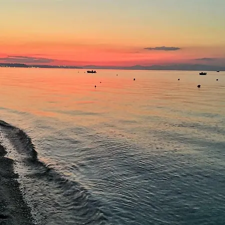 בית נופש Beach Front 2 *